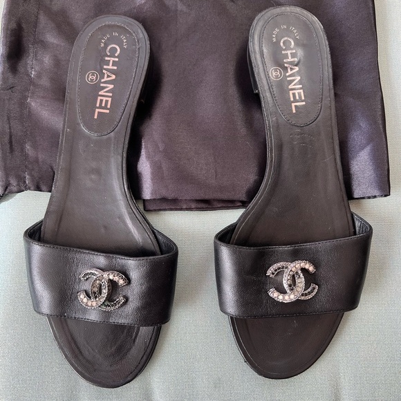 Authentic CHANEL Black Leather Slide Sandals
Size 39.5 EU fits U.S. size 8.5-9.5 - Picture 1 of 4